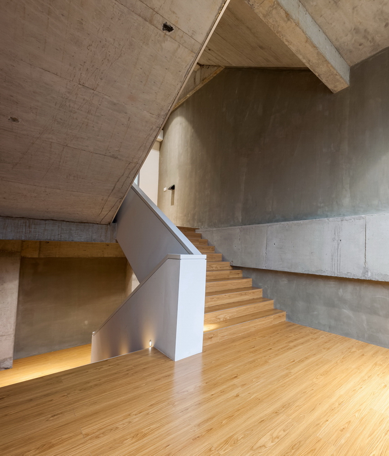 圣東尼（外企）辦公室裝修-樓梯-pc